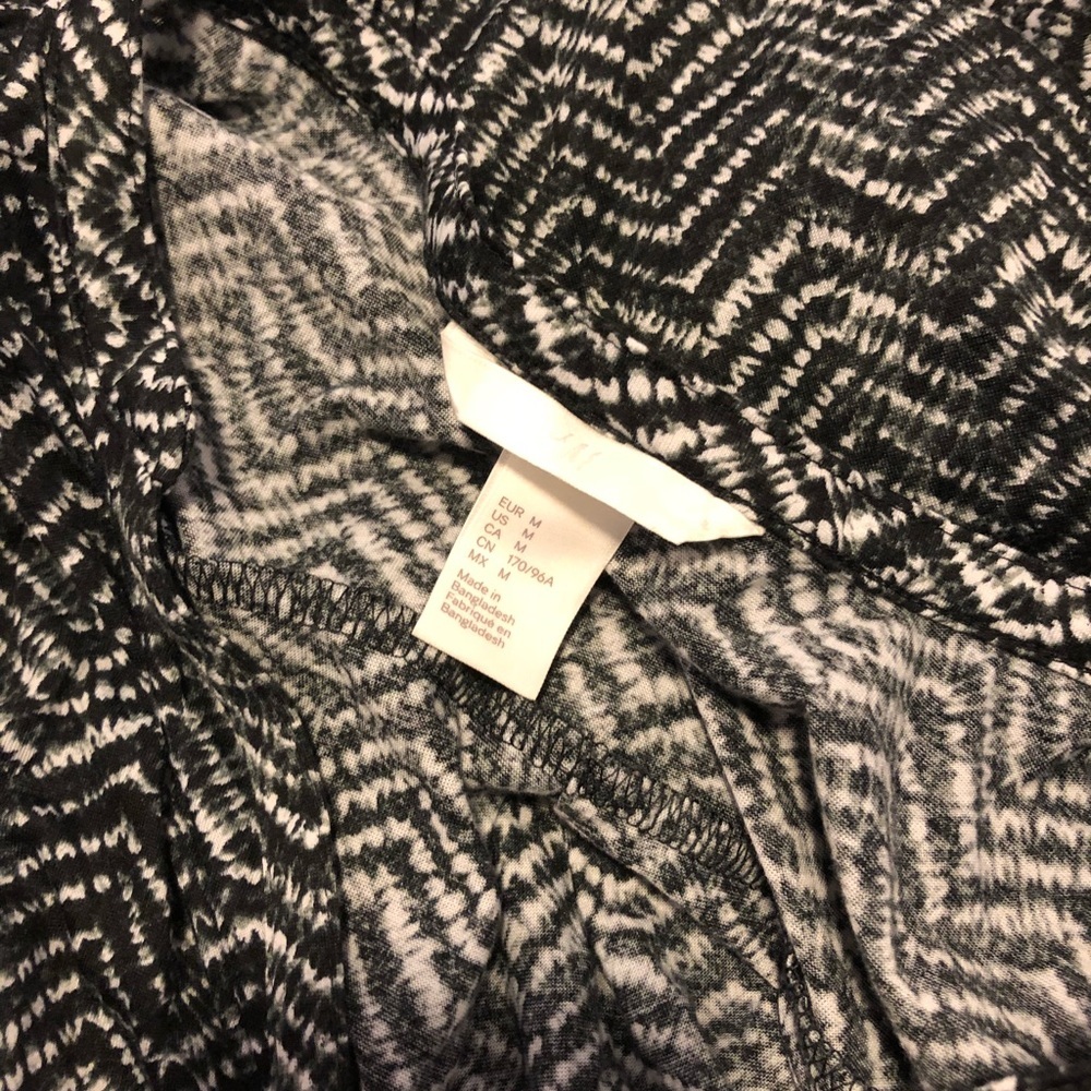 1[H&M] Medium black and white top 3/4 sleeve - Picture 4 of 4